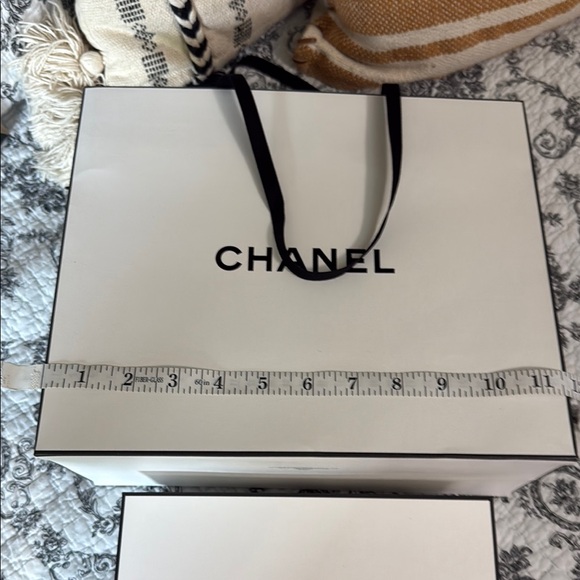 Chanel Classic White Wallet Box and Matching Gift Bag Duo & Tissue; New - Picture 6 of 13